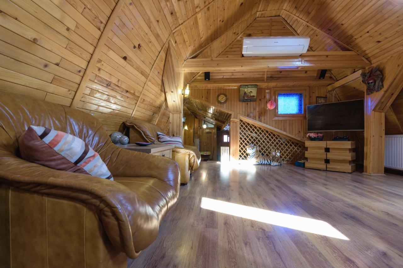 Apartamento Wooden Attic Braşov Exterior foto