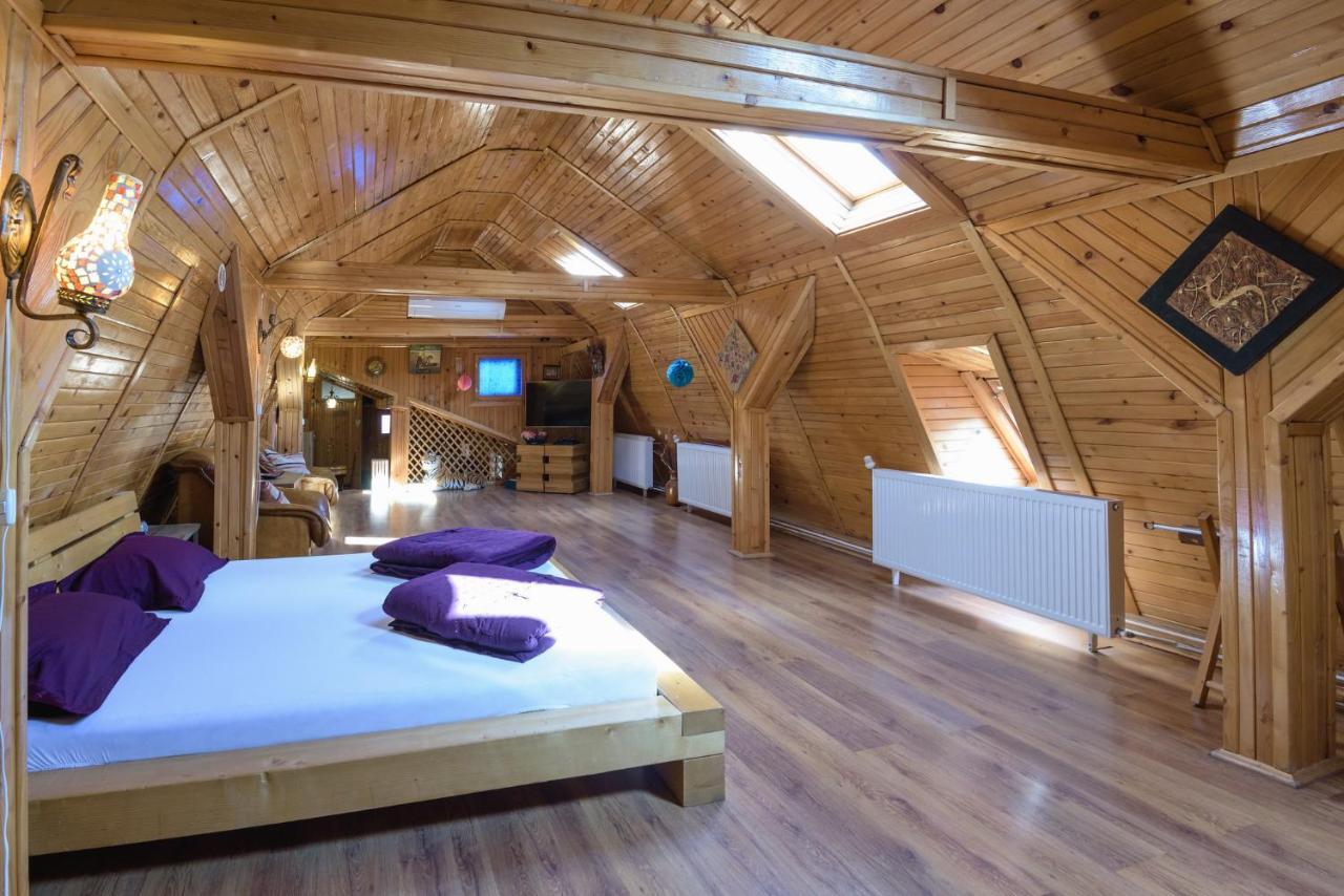 Apartamento Wooden Attic Braşov Exterior foto