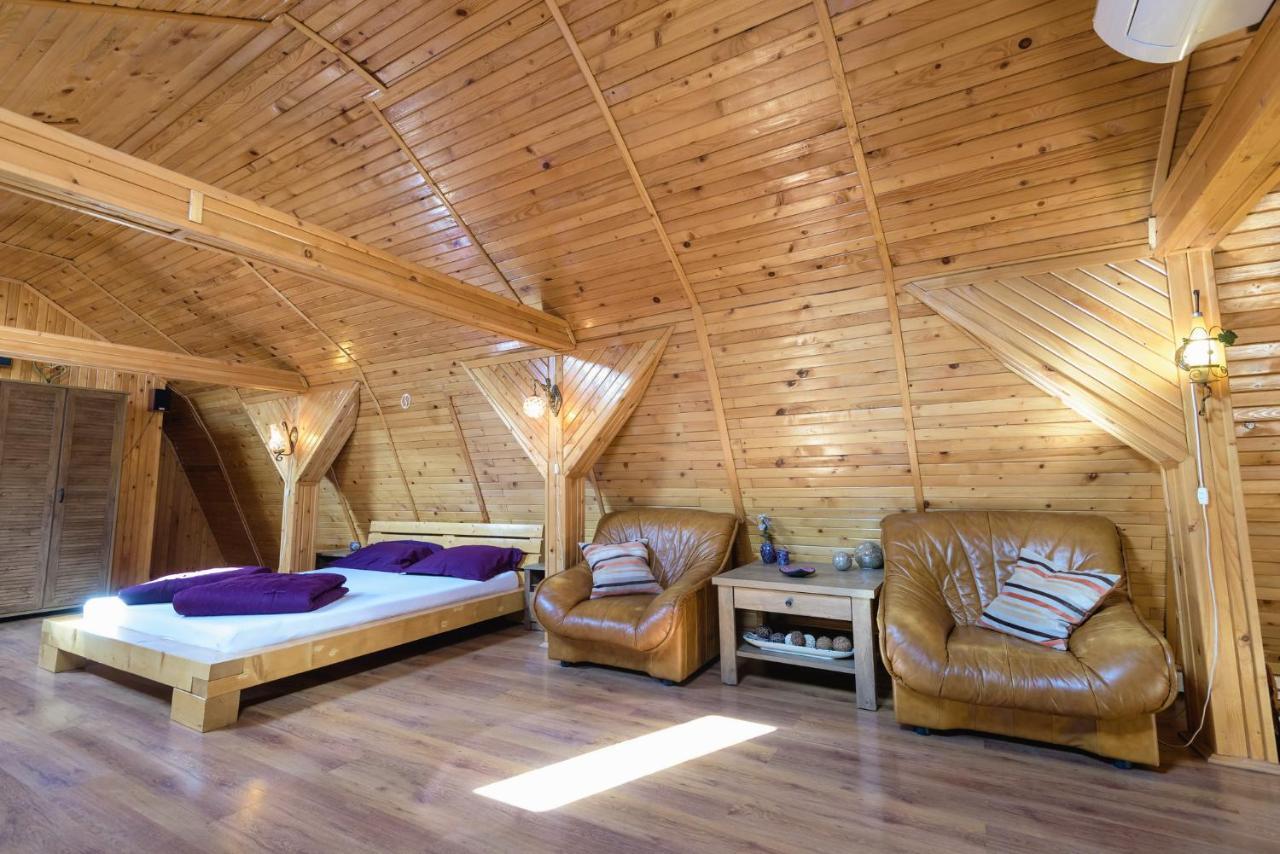Apartamento Wooden Attic Braşov Exterior foto